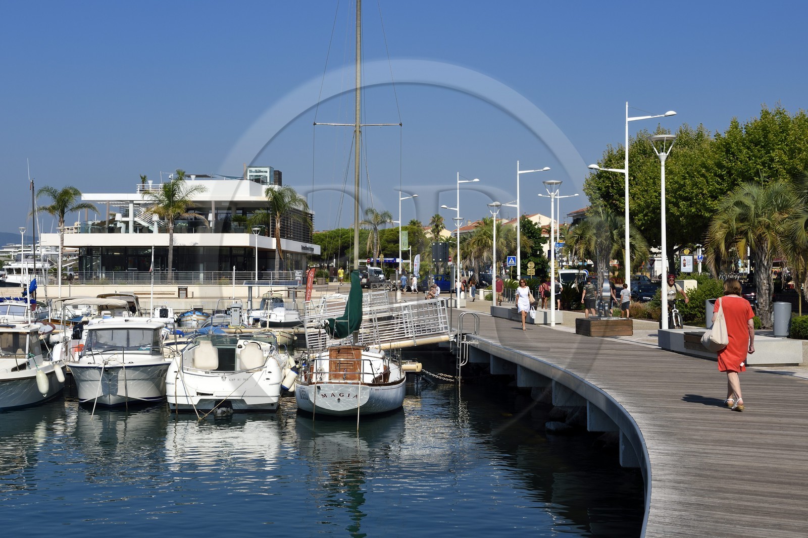 France, Var (83), Saint-Raphaël, le vieux port et le marché des pêcheurs dans le batiment moderne en arrière plan