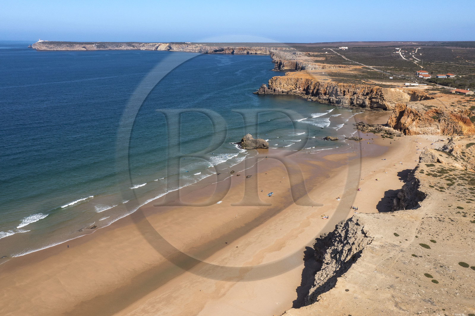 Portugal, Algarve, parc naturel du Sud-Ouest Alentejano et Costa Vicentina, Sagres à l'extrême sud-ouest du Portugal et de l'Europe, la plage Praia do Tonel et le Cap Saint Vincent (Cabo de Sao Vicente) en arrière plan(vue aérienne)