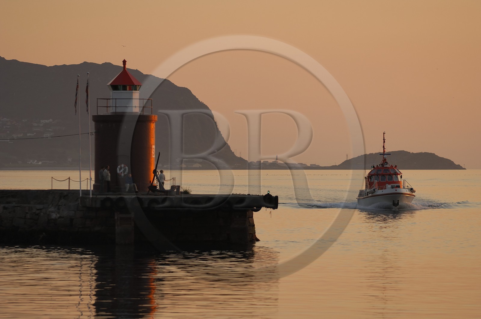 Norvège, More Og Romsdal, phare du port Alesund au soleil de minuit