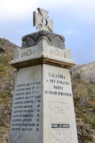 France, Haute-Corse (2B), région du Niolu (Niolo), Calasima plus haut village de Corse (1 095m), le monument aux morts