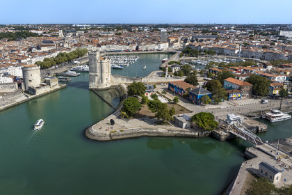 France, Charente-Maritime (17), La Rochelle, la Tour de la Chaine à gauche et la Tour Saint-Nicolas à droite protègent l'entrée du Vieux Port, le Pont levant du Gabut en avant plan (vue aérienne)