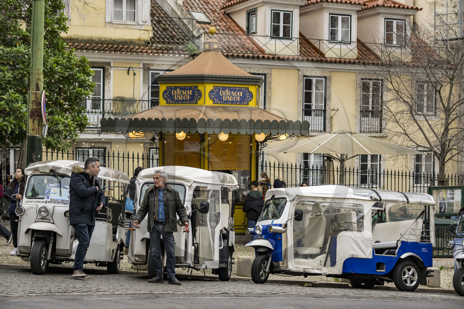 Portugal, Lisbonne, quartier de l'Alfama, Tuk Tuk le long du Largo da Sé