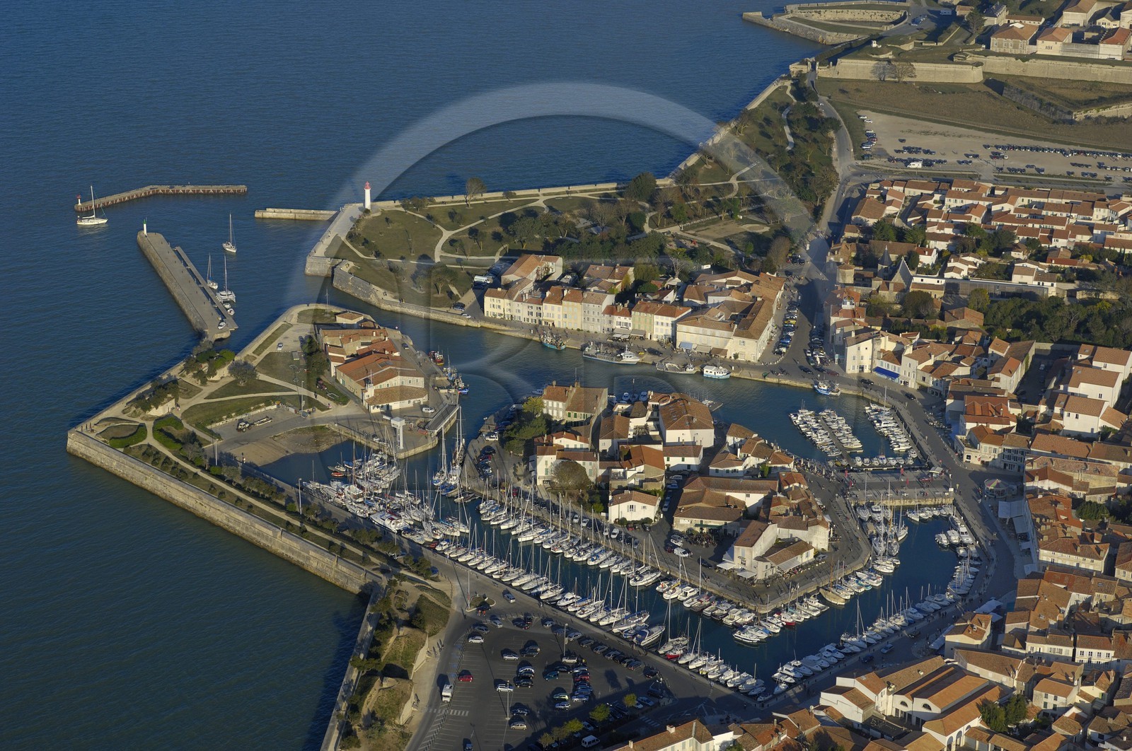 France, Charente-Maritime (17), ile de Ré, ville de Saint-Martin-de-Ré avec fortifications de Vauban (XVII ème siècle), le port (vue aérienne)