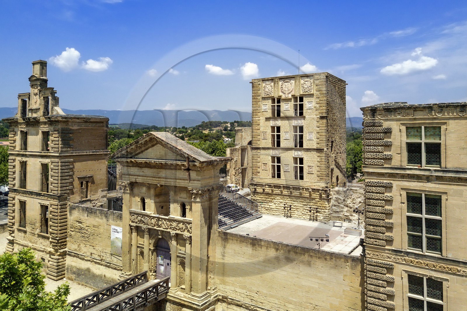 France, Vaucluse (84), Parc Naturel Regional du Luberon, La Tour d'Aigues, ruines du chateau Renaissance