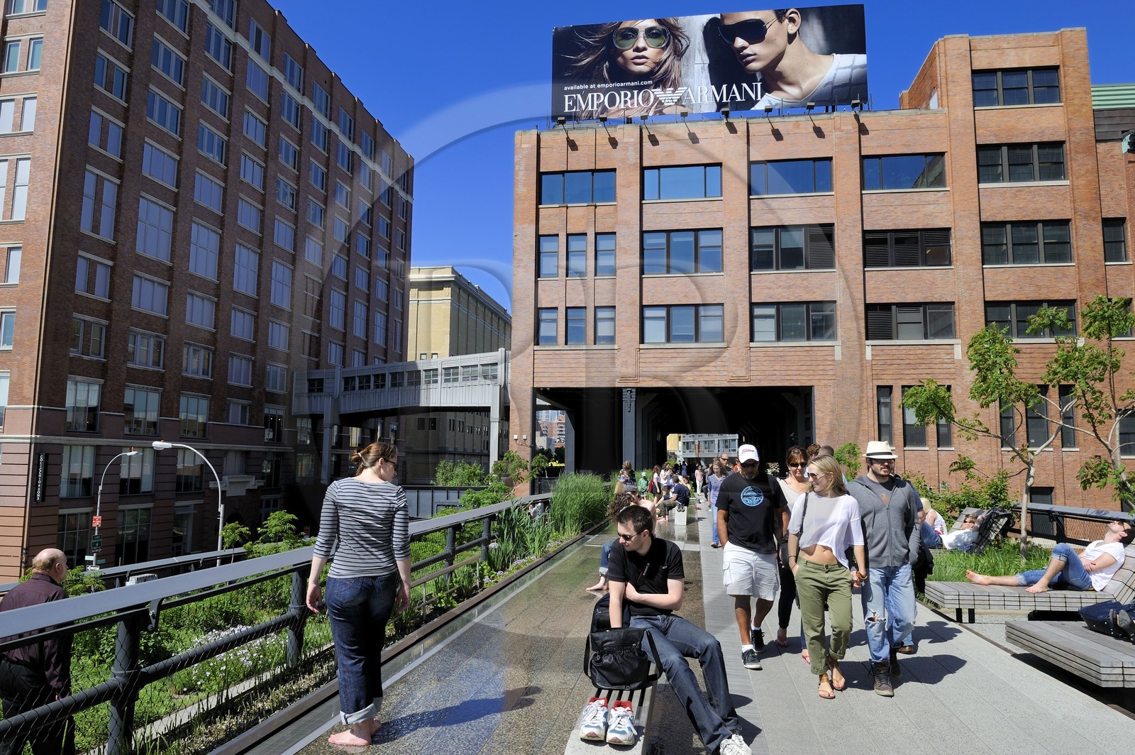 Etats-Unis, New York, Manhattan, Meatpacking district (Gansevoort Market), le High Line Park est une ancienne voie-ferrée aérienne partiellement réhabilitée en parc urbain suspendu, où la voie ferrée traversait le deuxième étage de l'immeuble Chelsea Market et personnes se reposant sur des chaises longues