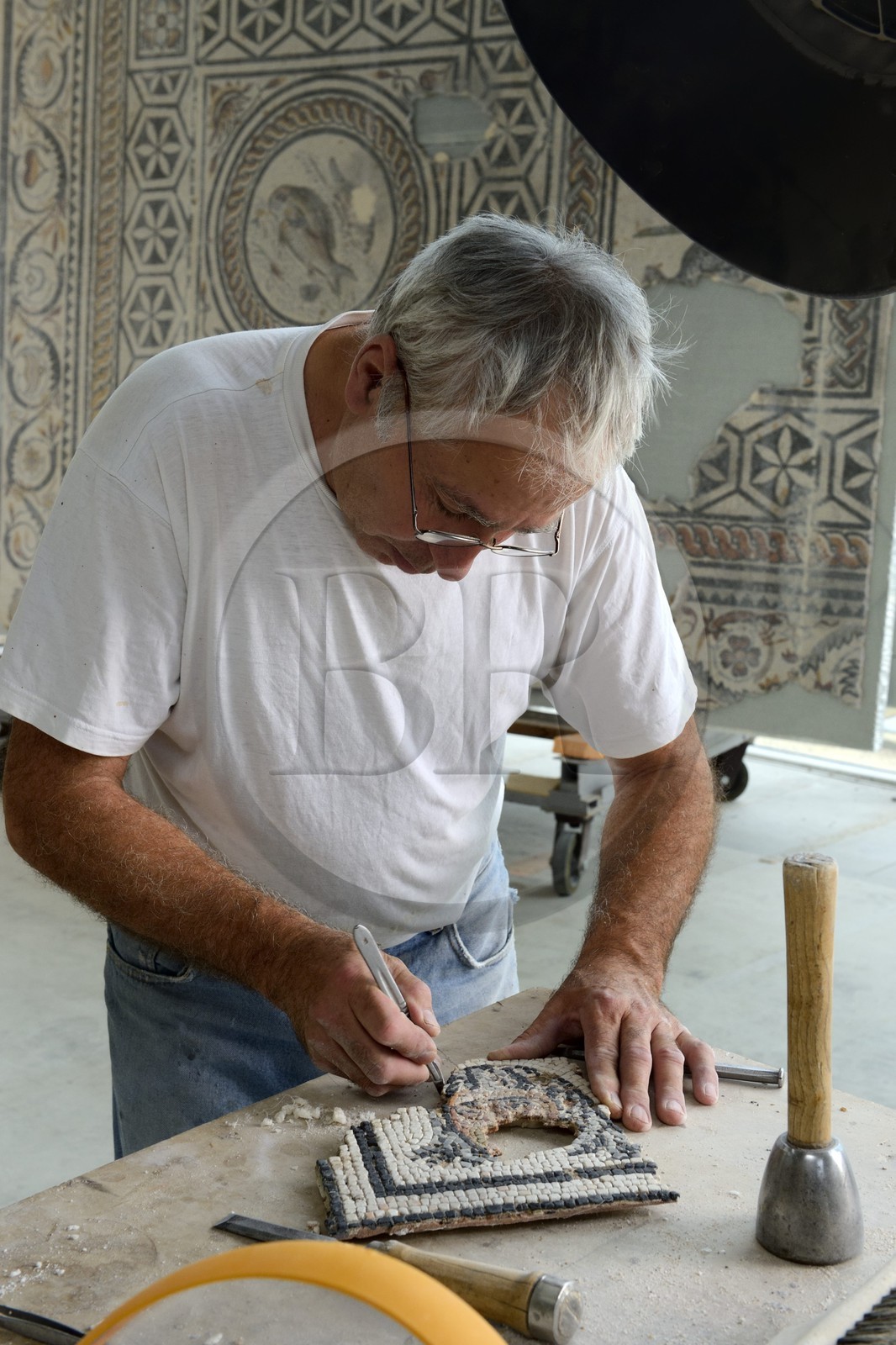 France, Rhône (69), Saint-Romain-en-Gal, atelier de restauration de mosaïques du musée gallo-romain de Saint-Romain-en-Gal, restauration d'un masque du IIème siècle de la maison au cinq mosaïques