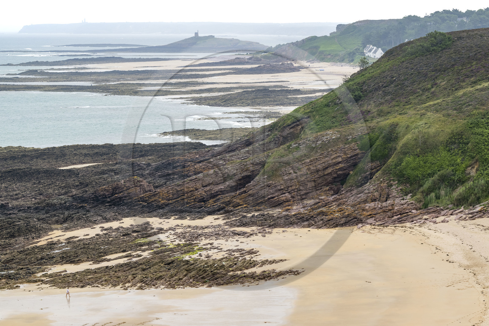 France, Côtes d'Armor (22), Grand Site de France Cap d'Erquy – Cap Fréhel, Erquy, plage du Portuais et la chapelle Saint-Michel en arrière plan