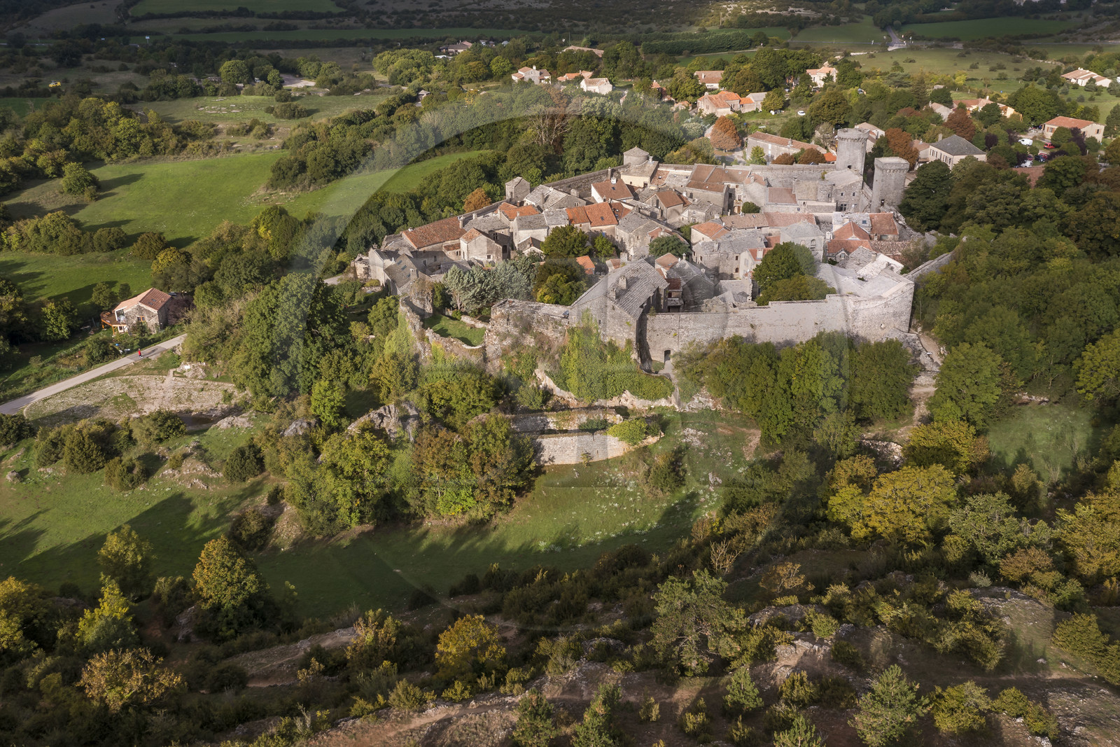 France, Aveyron (12), Causses et les Cévennes, paysage culturel de l'agro-pastoralisme méditerranéen, classés Patrimoine Mondial de l'UNESCO, La Couvertoirade, labellisé Les Plus Beaux Villages de France, village fortifié sur le plateau du Larzac (vue aérienne)