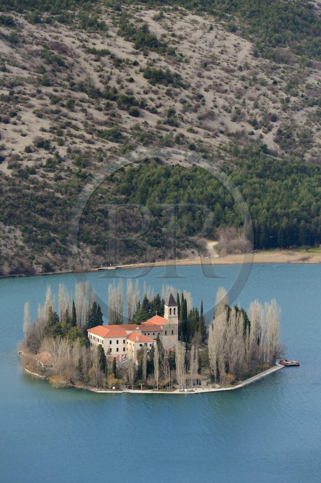 Croatie, Dalmatie, Parc national de Krka où la rivière Krka devient le lac de Visovac, monastère franciscain de l’îlot Visovac