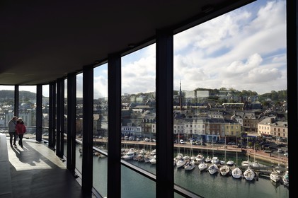 France, Seine-Maritime (76), Pays de Caux, Côte d'Albâtre, Les Pêcheries - Musée de Fécamp domine le port