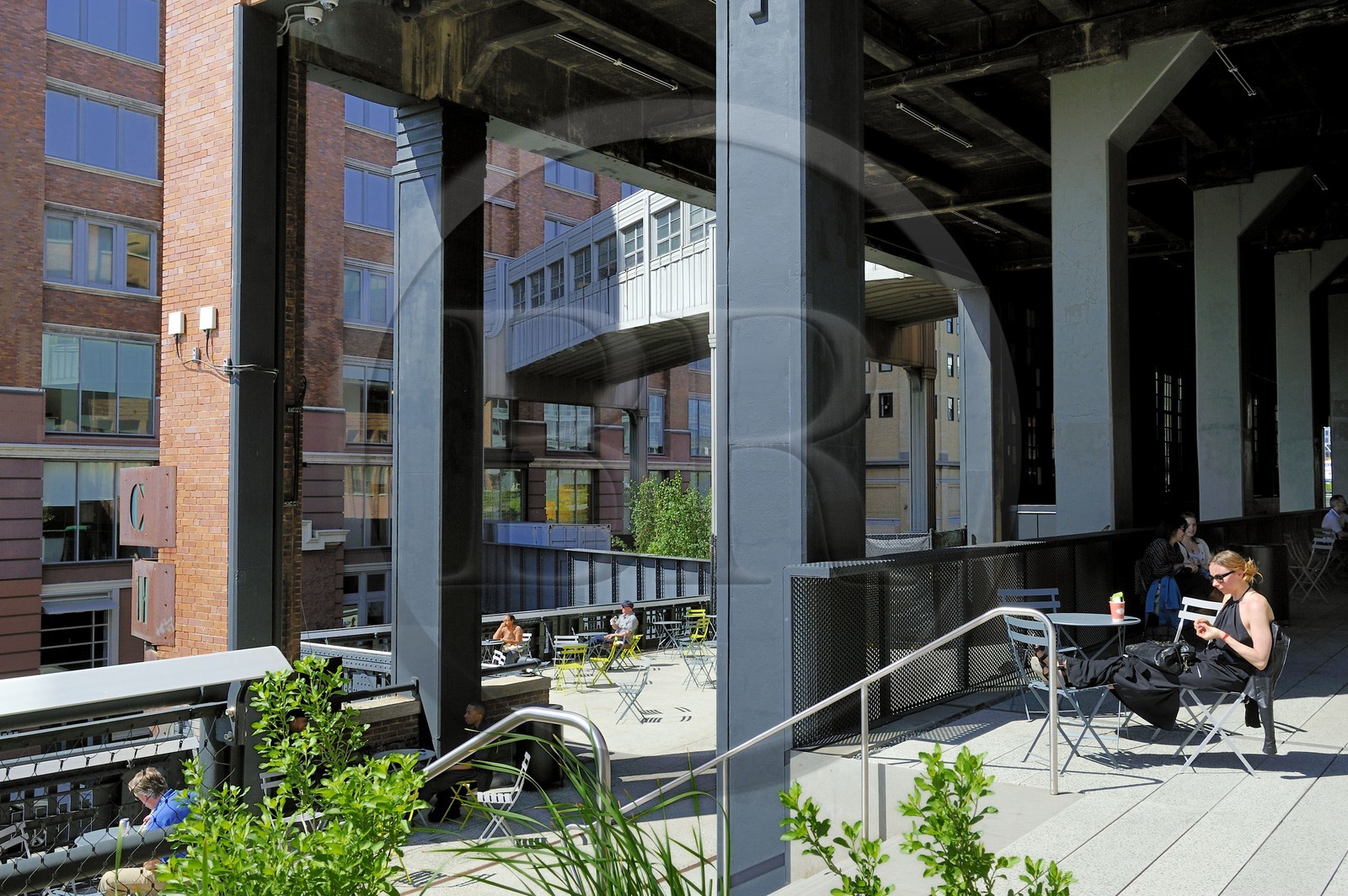 Etats-Unis, New York, Manhattan, Meatpacking district (Gansevoort Market), le High Line Park est une ancienne voie-ferrée aérienne partiellement réhabilitée en parc urbain suspendu, où la voie ferrée traversait le deuxième étage de l'immeuble Chelsea Market