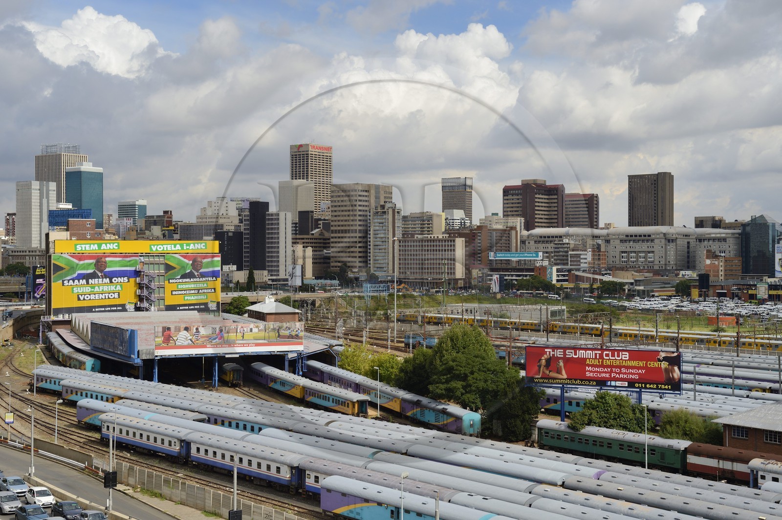 Afrique du Sud, province de Gauteng, Johannesburg, vue sur les wagons de trains de Park Station et sur le centre-ville Central Business District depuis le quartier de Braamfontein