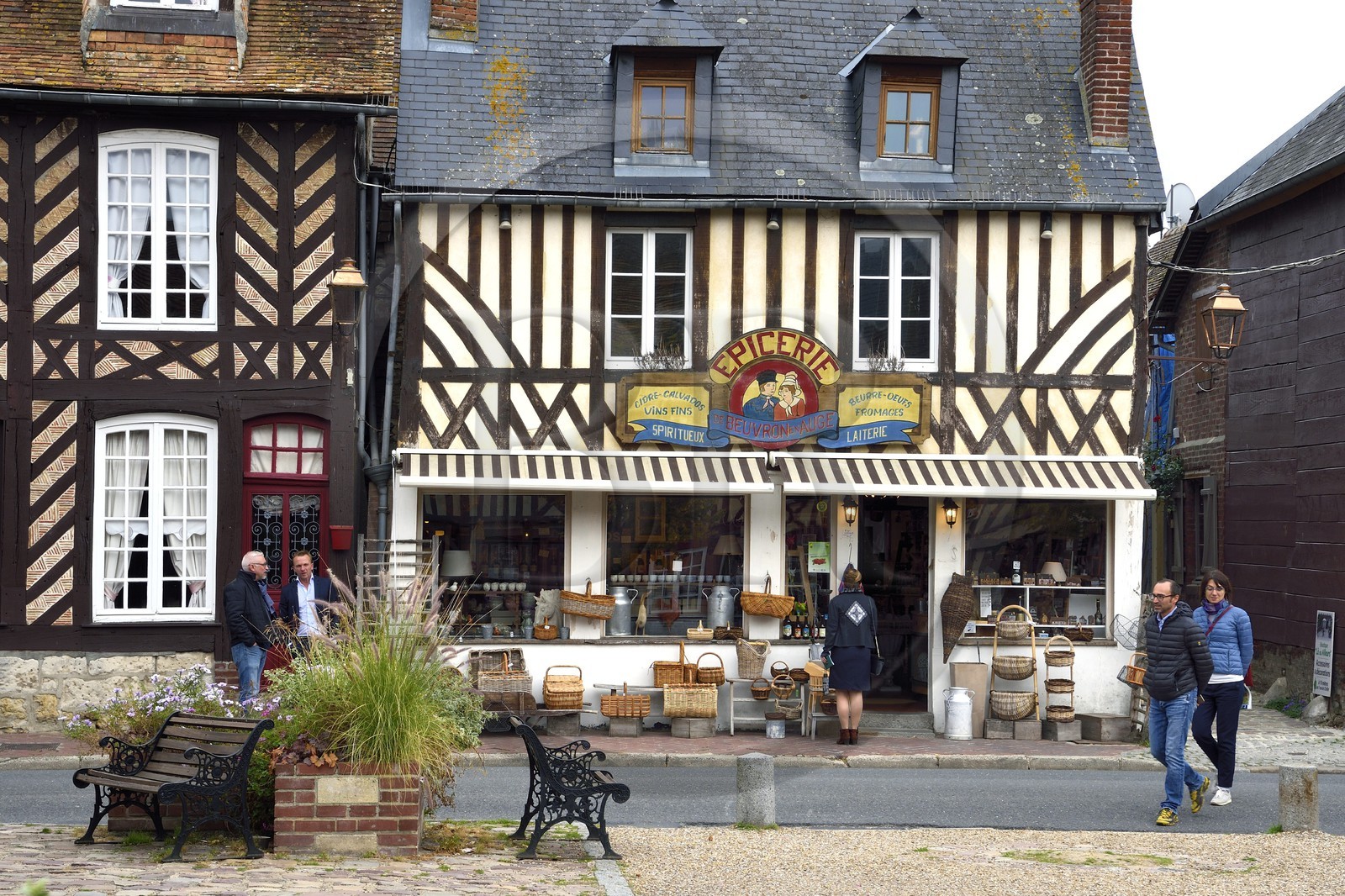 France, Calvados (14), Pays d'Auge, Beuvron-en-Auge, labellisé Les Plus Beaux Villages de France, épicerie et magasin de souvenirs
