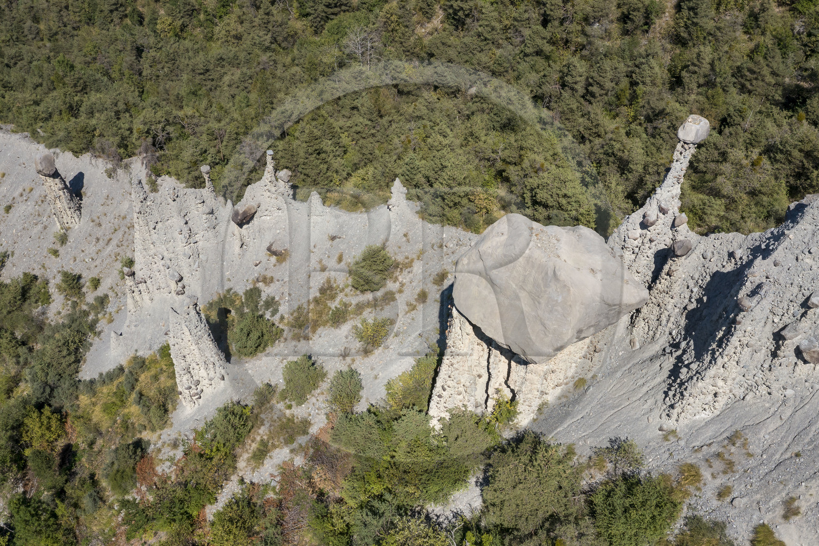 France, Hautes Alpes (05), Le Sauze-du-Lac, les Demoiselles Coiffées de Pontis au dessus du lac de Serre-Ponçon (vue aérienne)