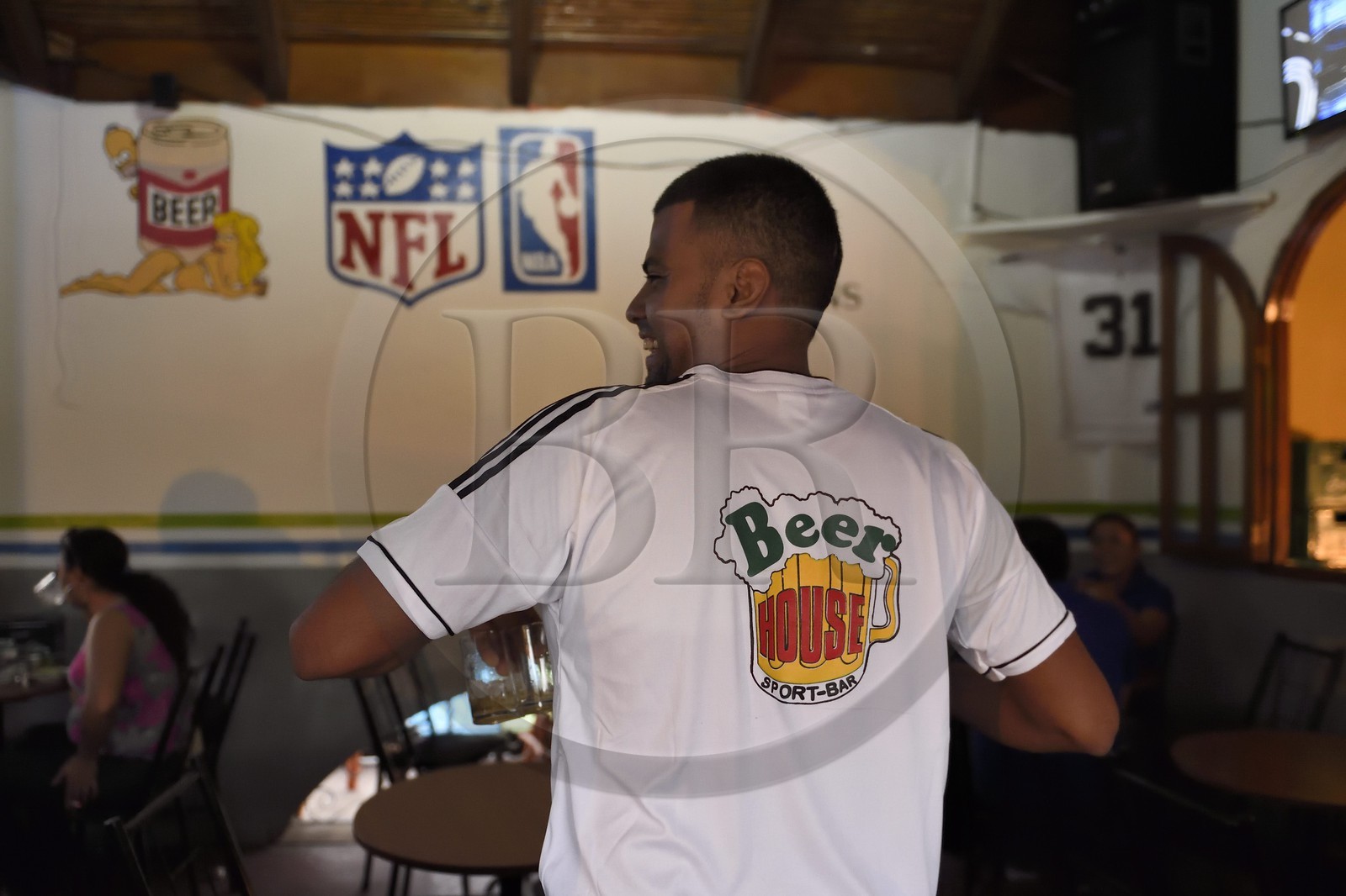 Nicaragua, Granada, serveur dans un bar