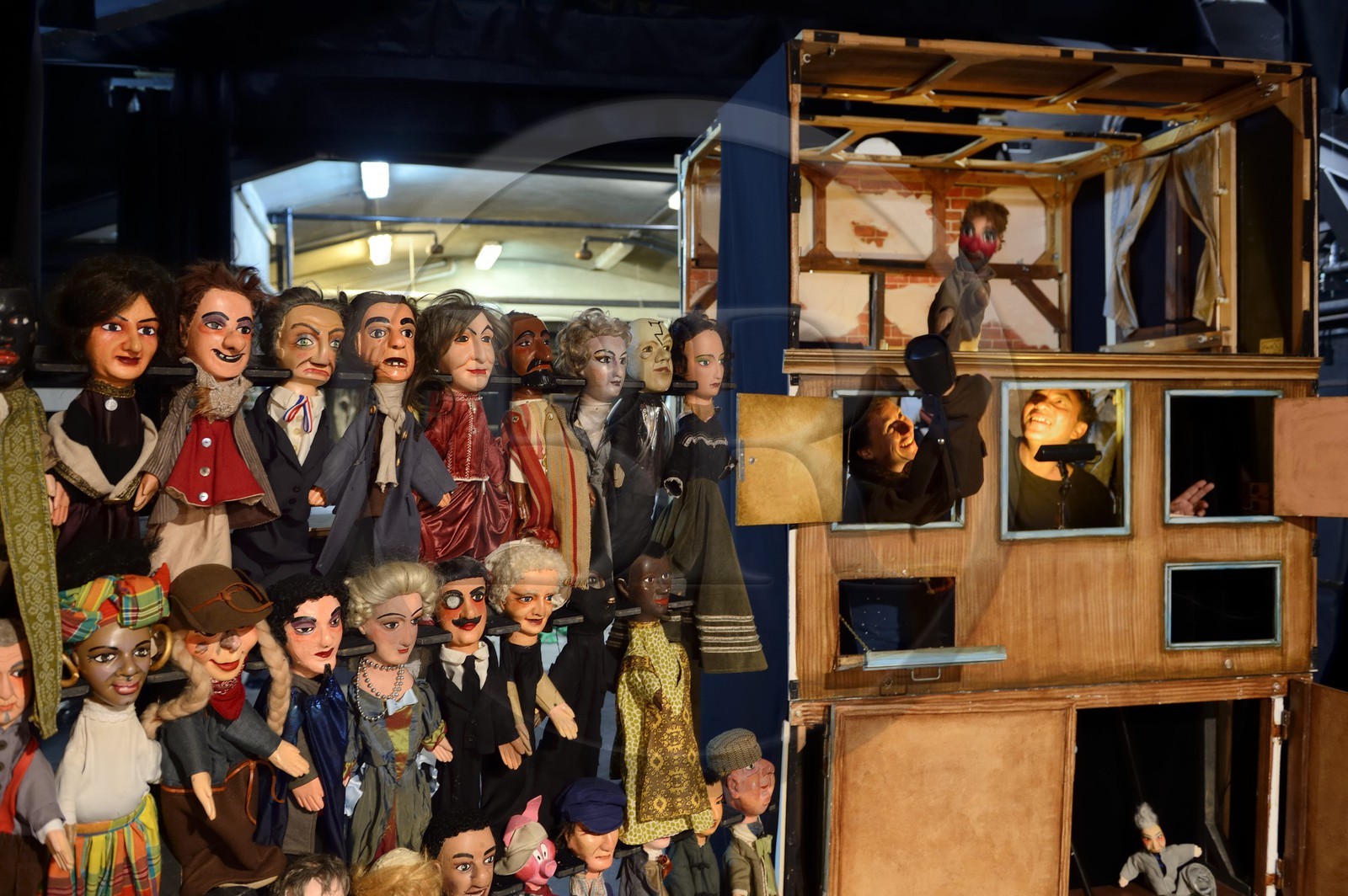 France, Rhône (69), Lyon, Guignol de Lyon, théâtre des marionnettes, marionnettistes du Collectif ZonZons dans leur castelet
