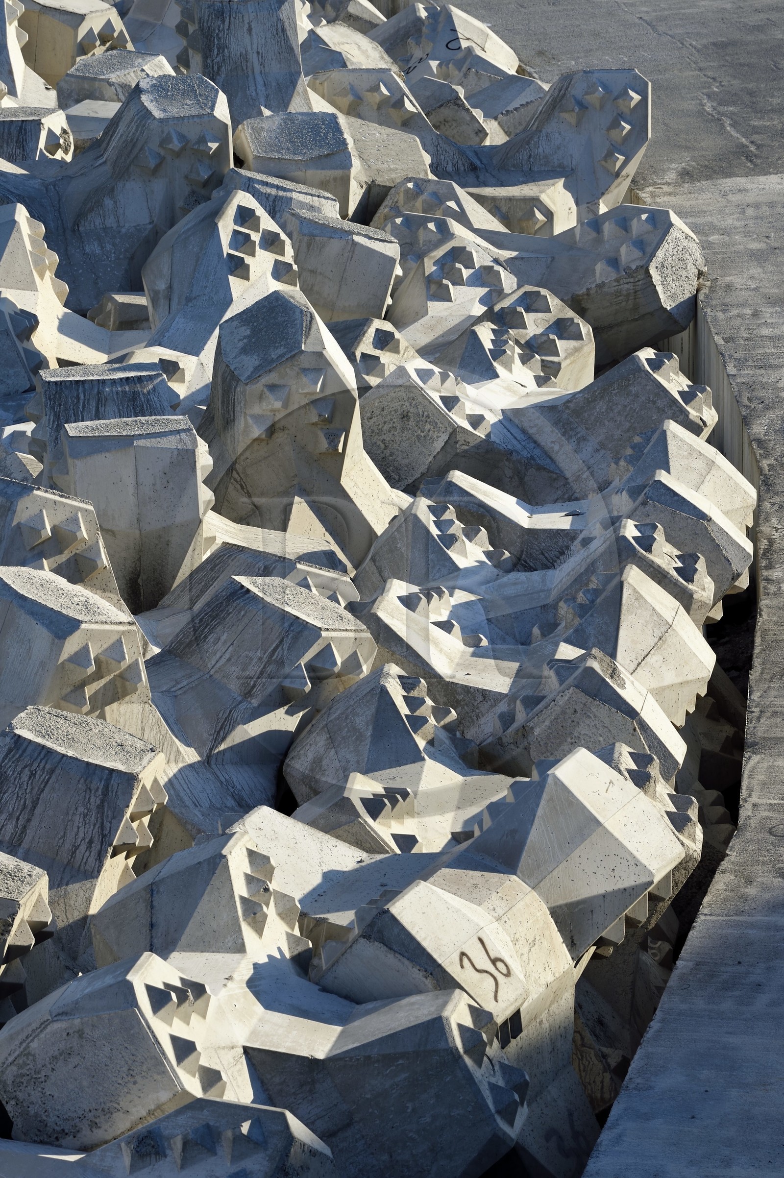 France, Ile de la Reunion, la Grande Chaloupe à La Possession, la Nouvelle Route du Littoral (NRL), fin du viaduc maritime long de 5,4 km entre la capitale Saint-Denis et la Grande Chaloupe, gigantesques blocs de béton censés constituer une carapace protectrice