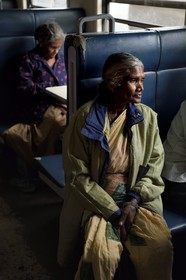 Sri Lanka, Province du Centre, trajet en train dans la région montagneuse de la culture du thé entre Hatton et Ella, passagère du train vers Pattipola