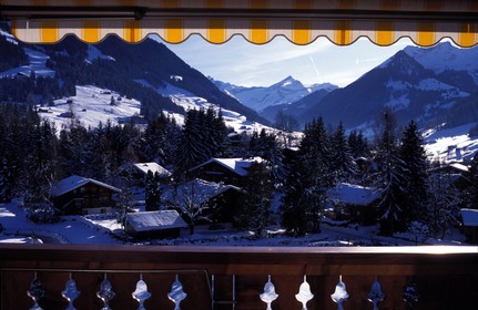 Suisse, région de Bern (Oberland Bernois), Saanenland, le village vue du Grand Hôtel Park à Gstaad