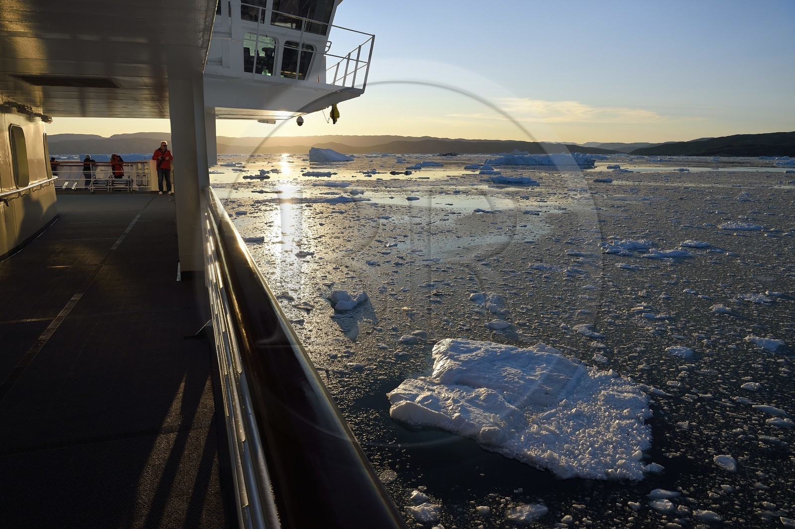 Groenland, cote ouest, baie de Disko, le bateau de croisière MS Fram de la compagnie Hurtigruten progresse entre les icebergs de la baie de Quervain