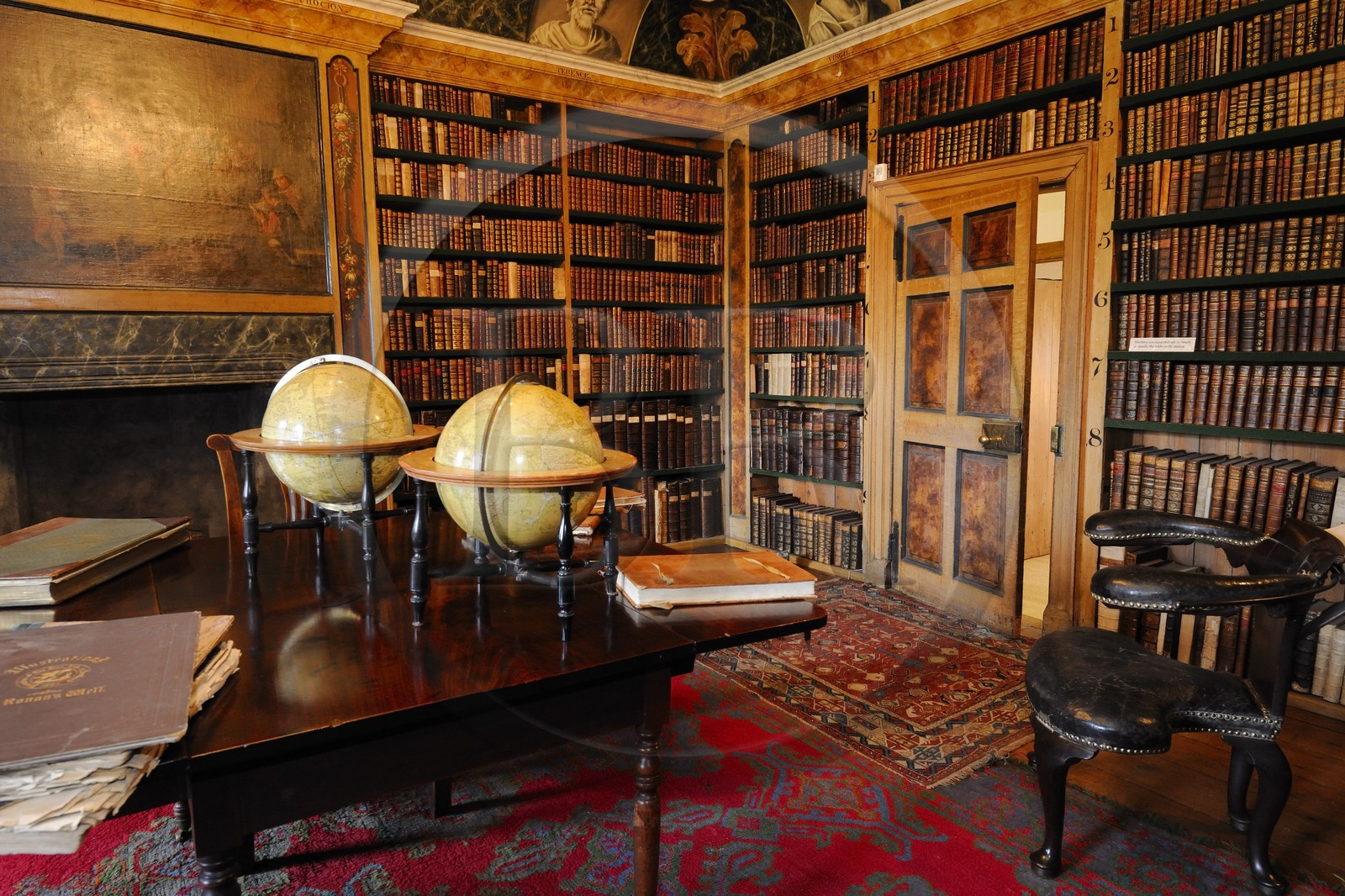 Royaume-Uni, Ecosse, région des Borders, vallée de la Tweed, le château de Traquair House, la chaise de cavalier dans la bibliothèque