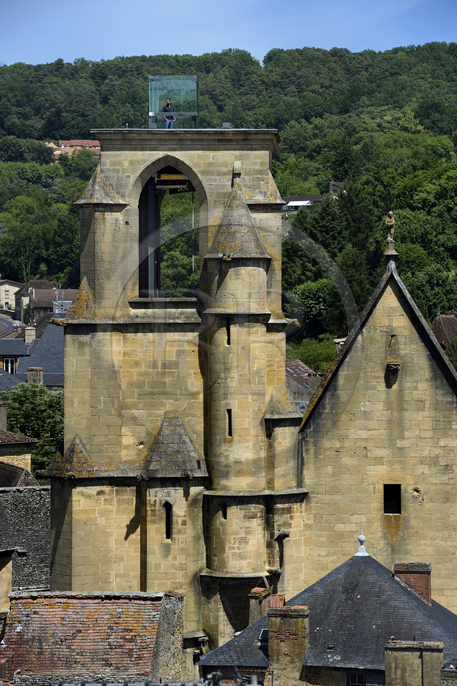 France, Dordogne (24), Périgord Noir, vallée de la Dordogne, Sarlat-la-Canéda, ascenseur dans le clocher de l'église Sainte-Marie reconvertie en marché couvert et espace culturel par l'architecte Jean Nouvel, Architecte Jean Nouvel, Mention obligatoire