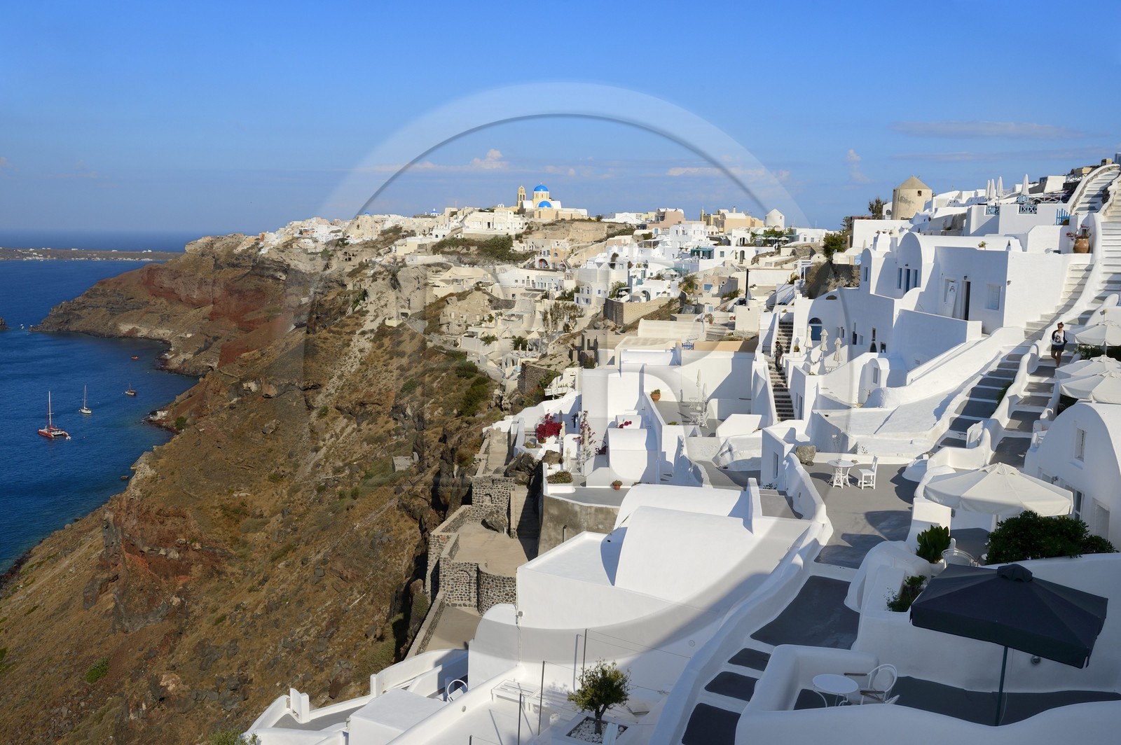 Grèce, Les Cyclades, mer Égée, île de Santorin (Thira ou Théra), village de Oia, l'hôtel Relais & Châteaux Kirini Suites & Spa qui surplombe la Caldera