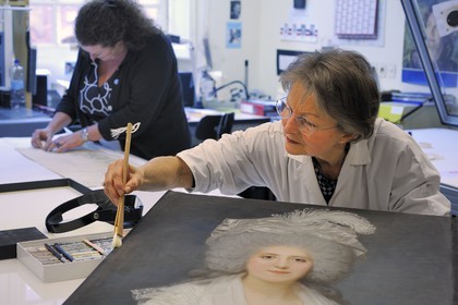 France, Yvelines (78), château de Versailles, ateliers de restauration du château, atelier des dessins et estampes, Geneviève Pobeba restaurant le portrait de Mme Campan lectrice de Marie Antoinette par J.Boze