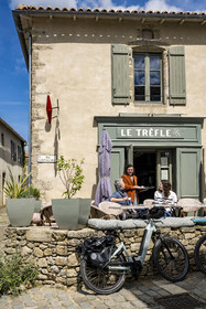 France, Vendée (85), Mallièvre, la terrasse du café Le Trèfle rue du Haut de la ville fait un magnifique stop pour les cyclistes sur la véloroute Vendée Vélo Tour