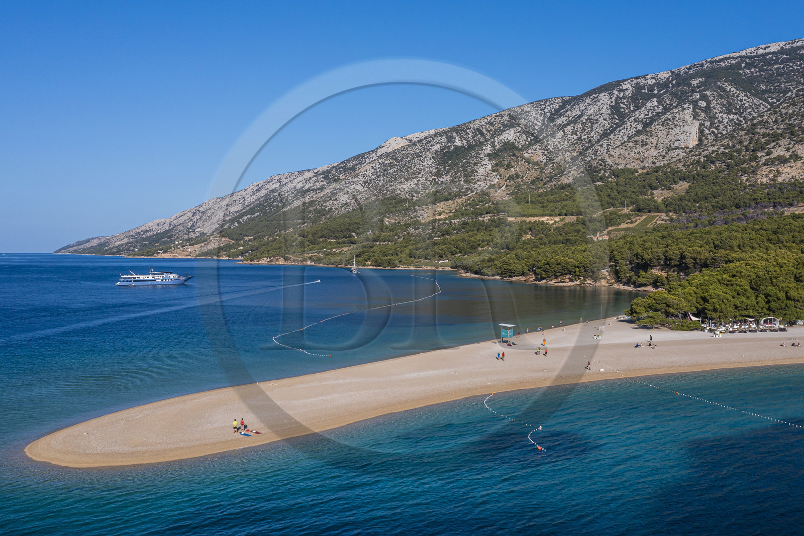 Croatie, Dalmatie, cote dalmate, Ile de Brac, Bol, la plage de Zlatni Rat ou Corne d'or (vue aérienne)