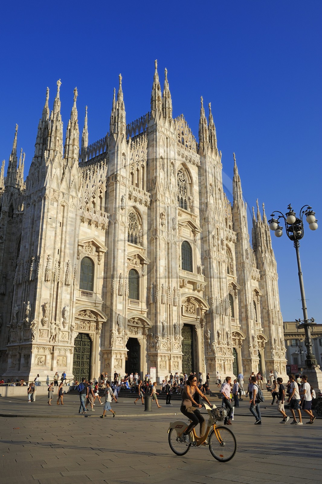 Italie, Lombardie, Milan, Piazza del Duomo, la cathédrale le Duomo de style gothique flamboyant