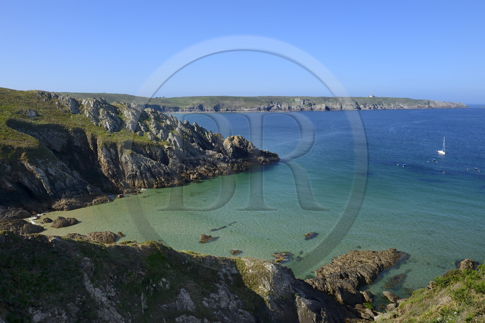 France, Finistère (29), Mer d'Iroise, Plogoff, port naturel entre la Baie des Trépassés et la Pointe du Van, la Pointe du Raz en arrière plan