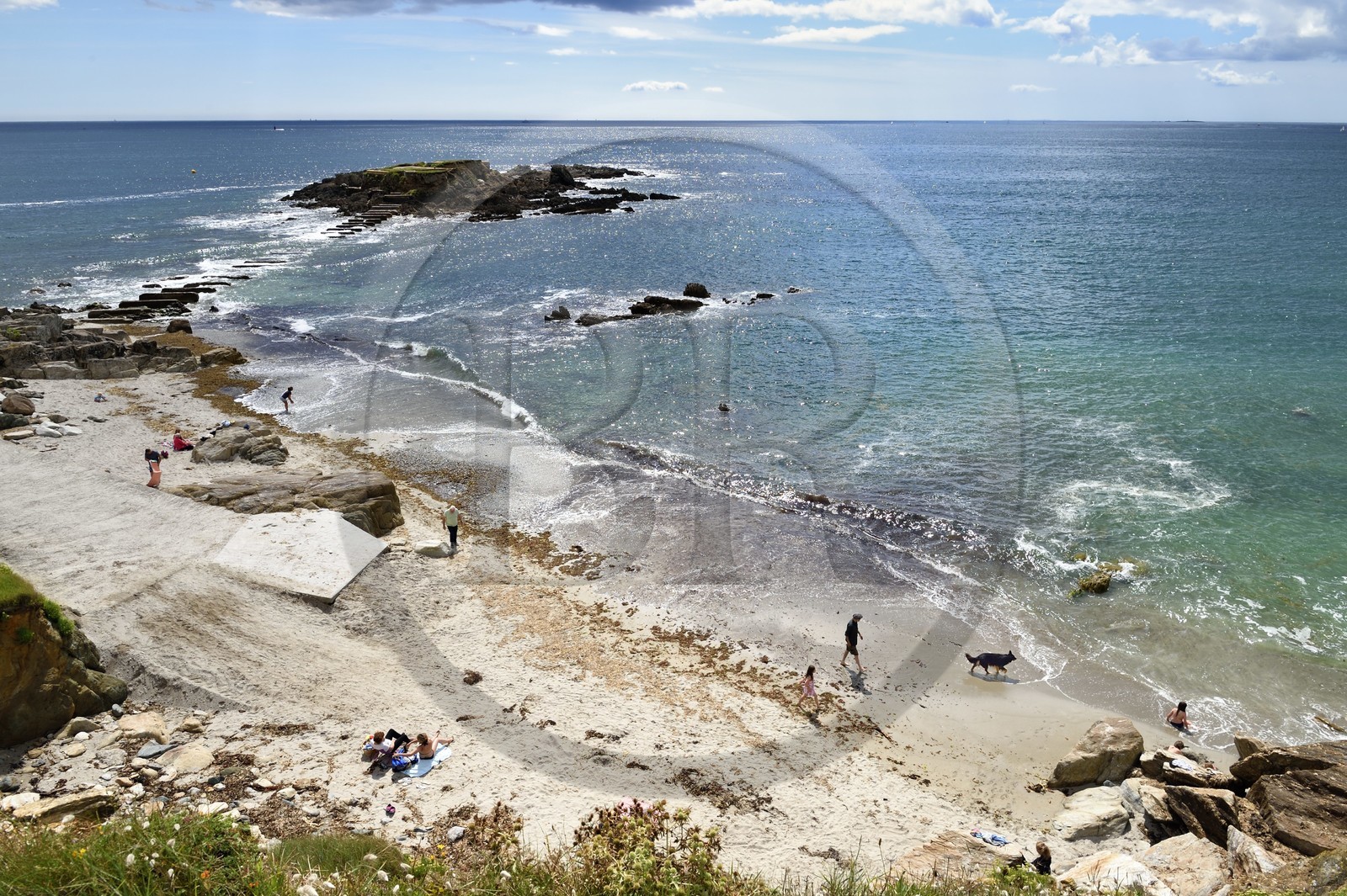 France, Finistere (29), Moelan sur Mer, the coast between Kerfany les Pins and the beach of Trenez along the GR 34 hiking trail or sentier des douaniers (customs trail), Ile Percée in the background