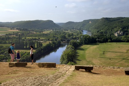 France, Dordogne (24), Périgord Noir, vallée de la Dordogne, Beynac-et-Cazenac, labellisé Les Plus Beaux Villages de France, château sur un éperon rocheux au dessus de la rivière Dordogne