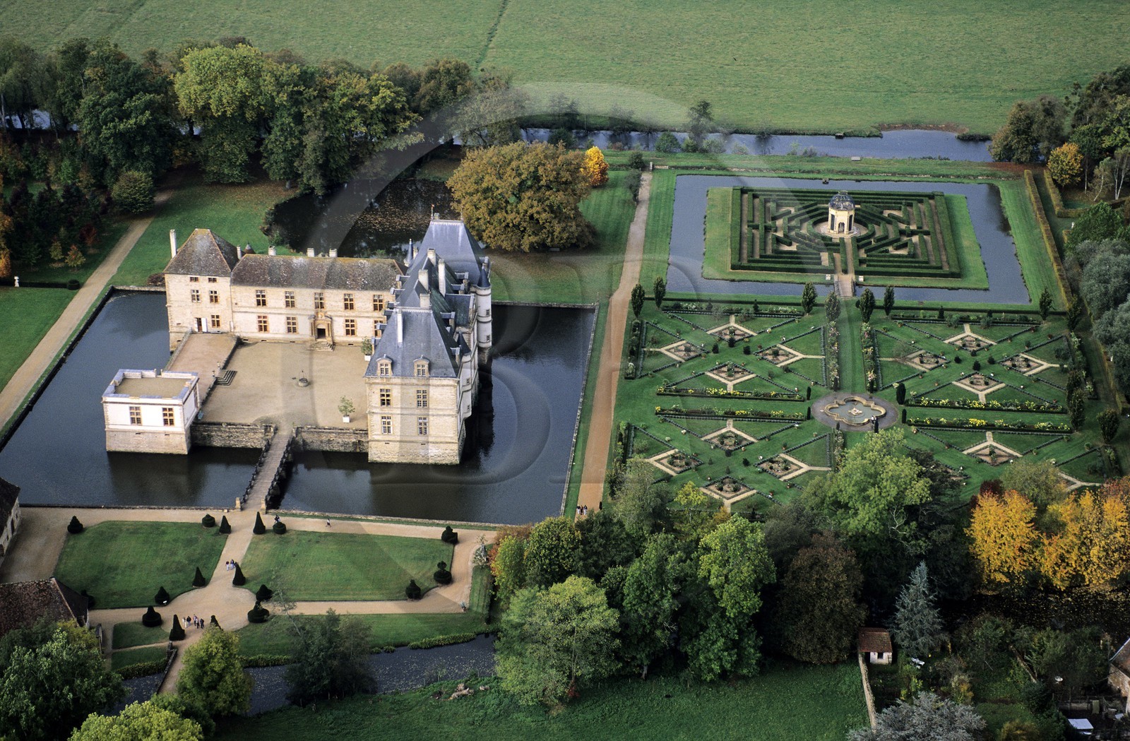 France, Saône-et-Loire (71), Mâconnais, château de Cormatin (début XVIIsiècle) et son labyrinthe (vue aérienne)
