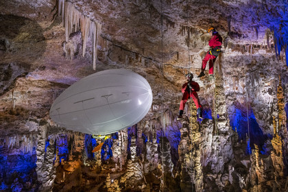 France, Gard (30), Méjannes-le-Clap, grotte de La Salamandre, descente en rappel et découverte de la grotte en Aéroplume®, un ballon dirigeable individuel gonflé à l'hélium qui permet de s'envoler en battant des ailes