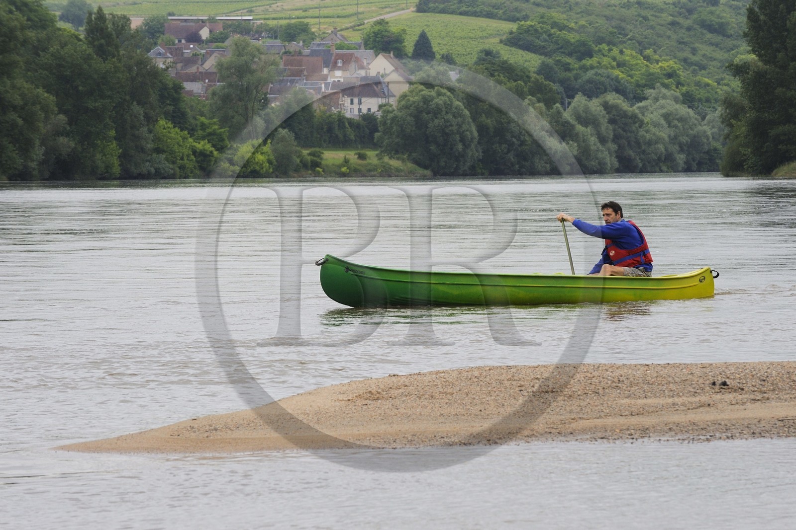 France, Nièvre (58), la Loire vers Pouilly-sur-Loire, Joël Bettin, médaillé olympique à Séoul, de Canoë évasion (03 86 39 13 75)organise des découvertes de la Loire en canoë