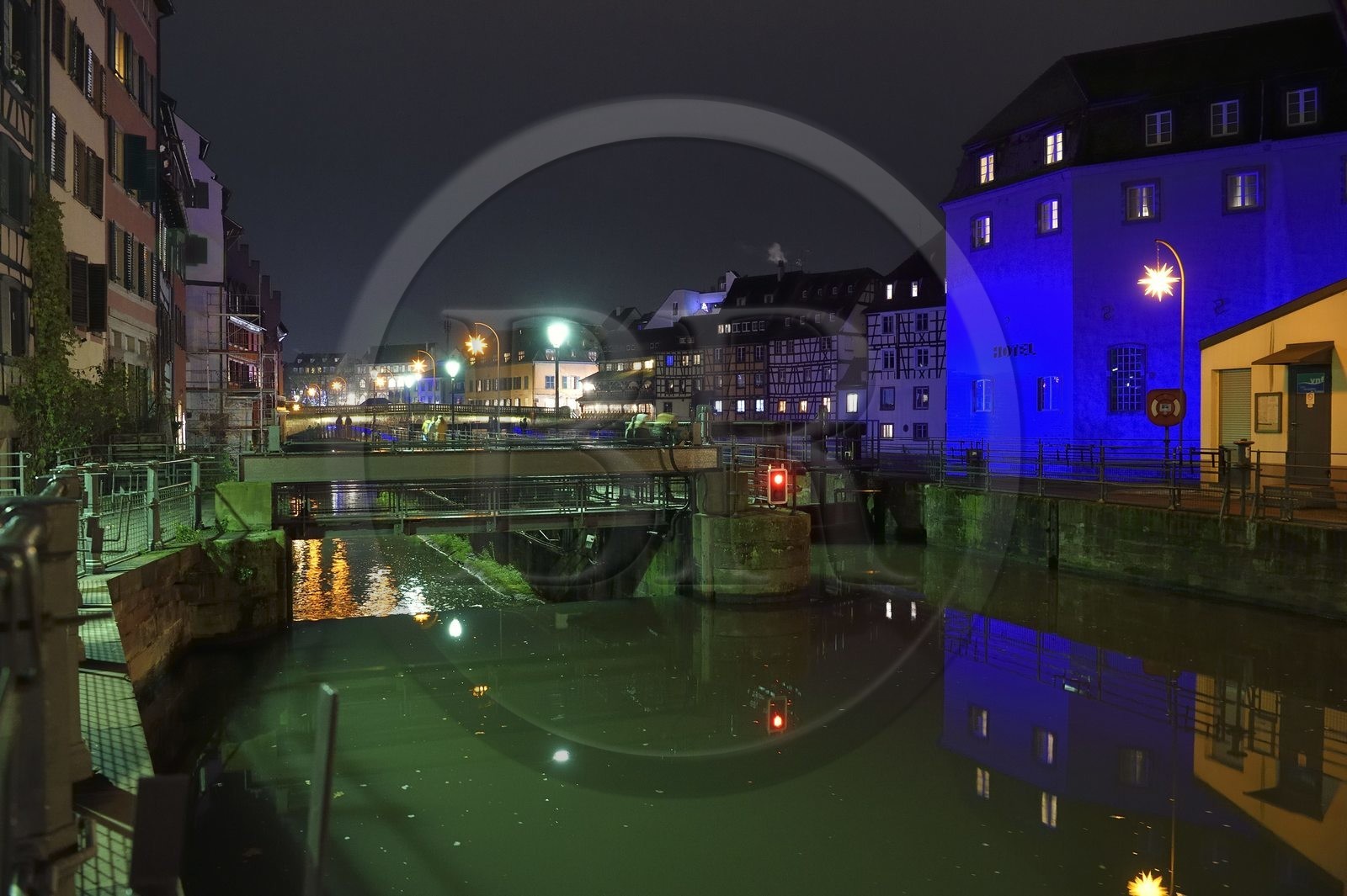 France, Bas-Rhin (67), Strasbourg, vieille ville classée au Patrimoine Mondial de l'UNESCO, quartier de la Petite France, l'écluse sur l'Ill vers le quai des Moulins et la passerelle des anciennes glacières