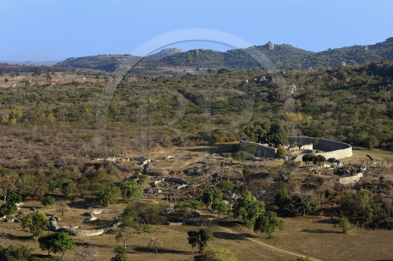 Zimbabwe, province de Masvingo, les ruines du site archéologique du Grand Zimbabwe, classé Patrimoine Mondial de l'UNESCO, Xème au XVème siècle, les Ruines de la vallée à gauche et le Grand Enclos