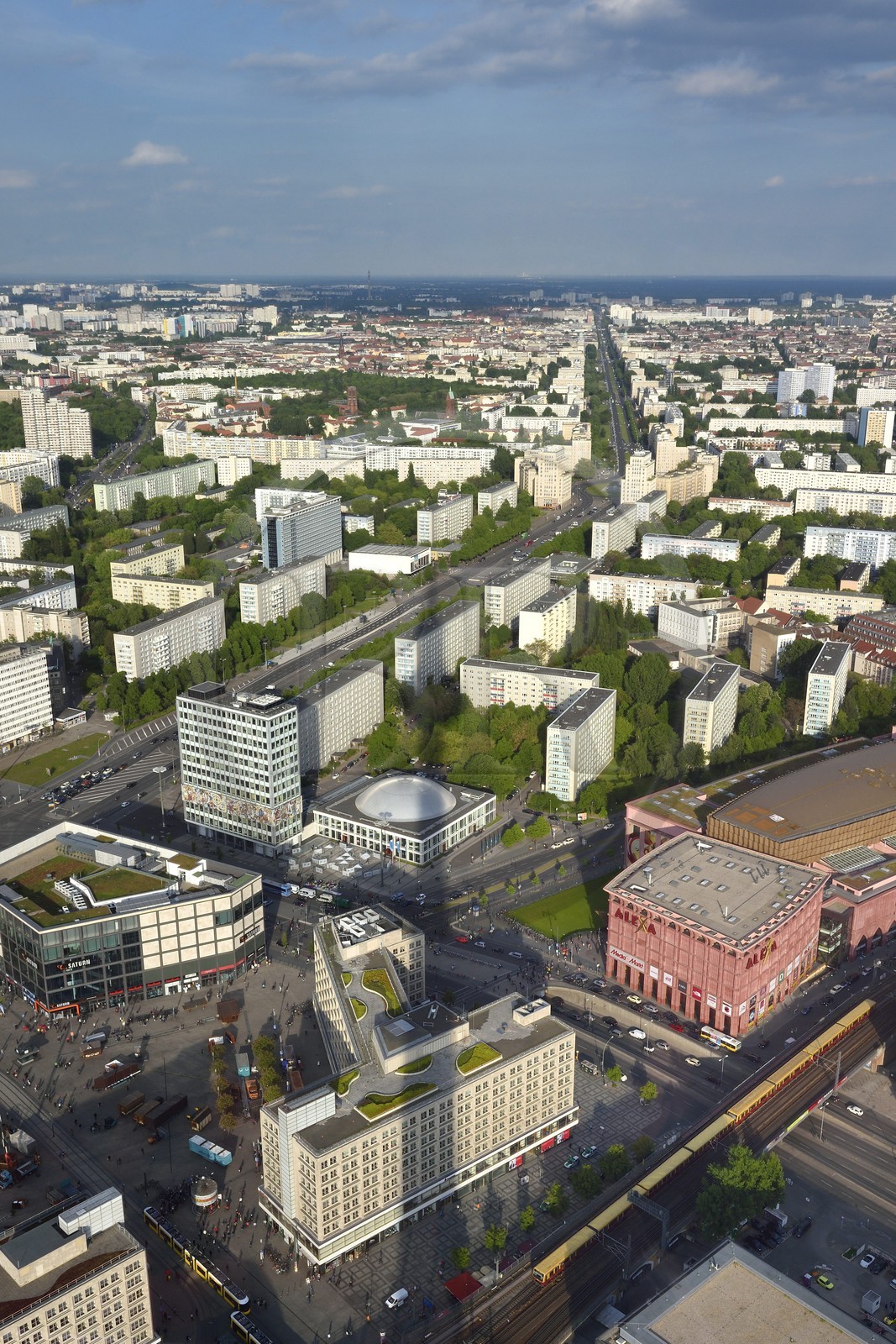 Allemagne, Berlin, quartier de Berlin-Mitte, Alexanderplatz au premier plan, la Karl-Marx Allee est la plus grande artère du pays menant d'Alexanderplatz à Frankfurter Tor