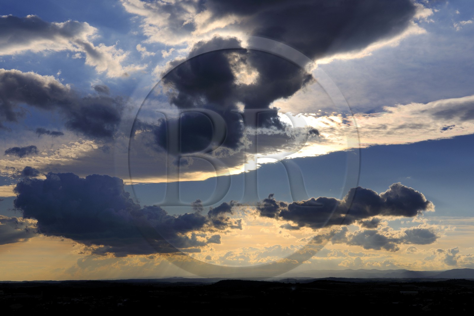 France, Hérault (34), Béziers, coucher de soleil sur la plaine biterroise