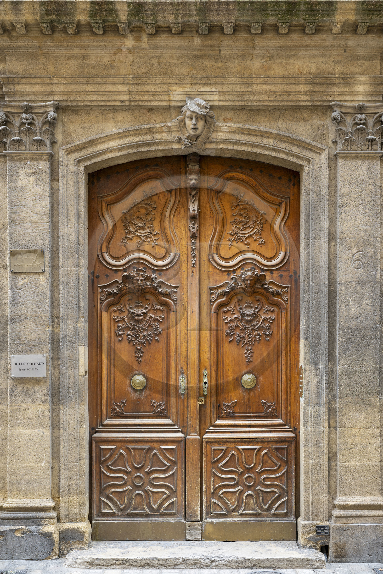 France, Bouches-du-Rhône (13), Aix en Provence, rue Mignet, porte richement sculptée d'origine et surmontée d'un mascaron à tête de bergère de l'Hotel particulier d'Ailhaud du XVIIIème siècle