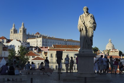 Portugal, Lisbonne, quartier de l'Alfama, statue de Sao Vicente sur la terrasse du Largo das Portas do Sol, vue sur le monastère Sao Vicente de Fora et la coupole du Panthéon National
