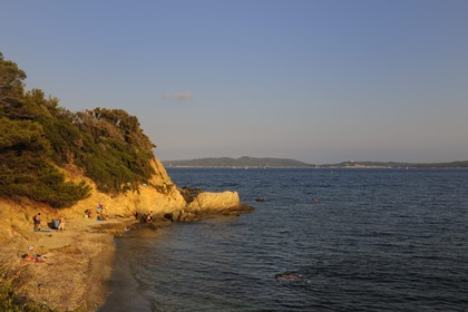 France, Var (83), presqu'île de Giens, la côte vers la Tour Fondue, plongée en apnée avec l'île de Porquerolles en arrière plan