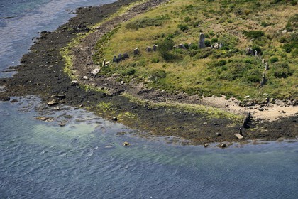 France, Morbihan (56), Golfe du Morbihan, île d'Er Lannic avec un site mégalithique cromlec'h (vue aérienne)