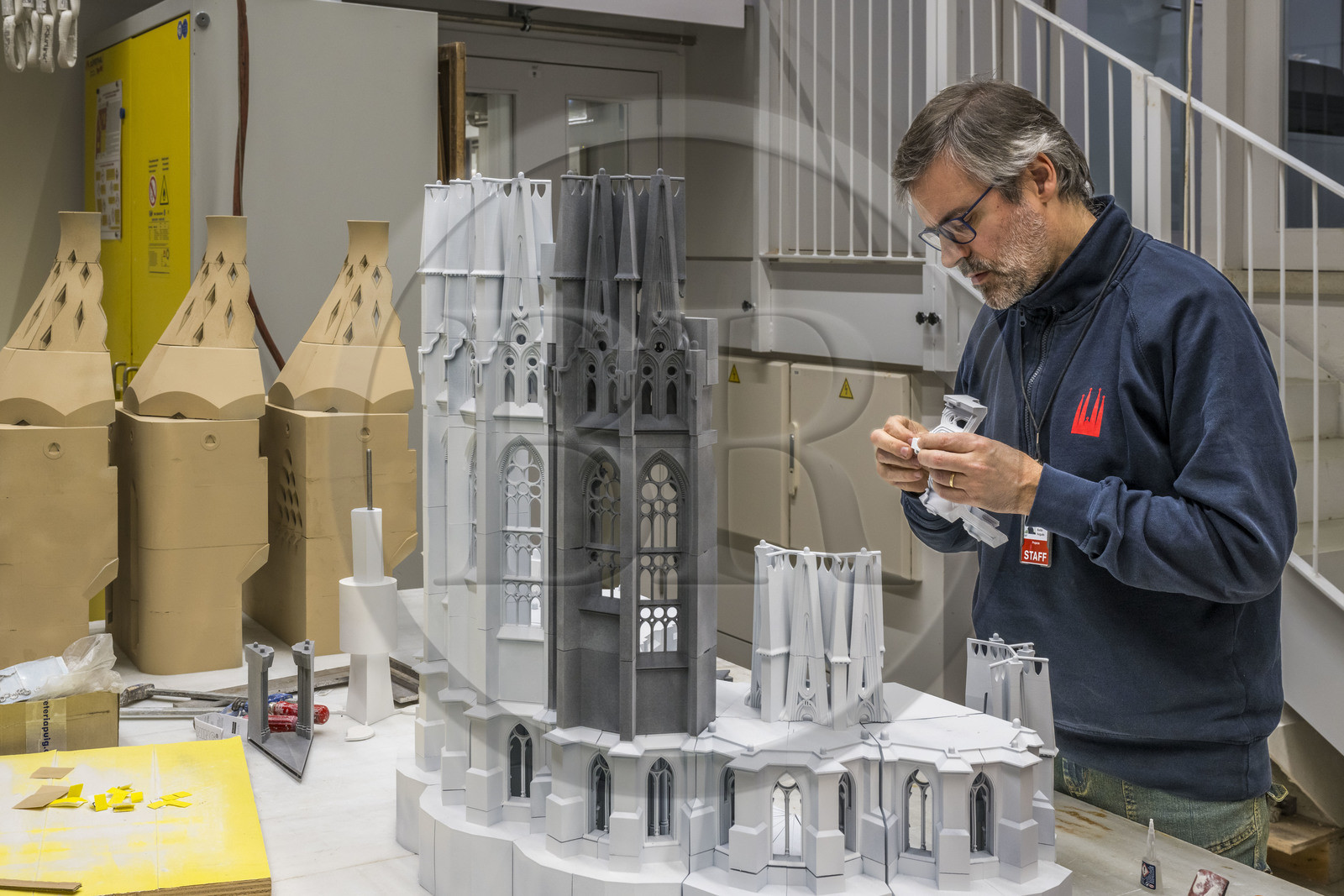 Espagne, Catalogne, Barcelone, quartier de l'Eixample, basilique de la Sagrada Familia de l'architecte du modernisme catalan Antoni Gaudi classée Patrimoine Mondial de l'UNESCO, l'atelier maquettes, Ignasi Badia Nogués reconstitue la maquette fabriquée en 3D de la facade de l'abside orientée Nord Ouest