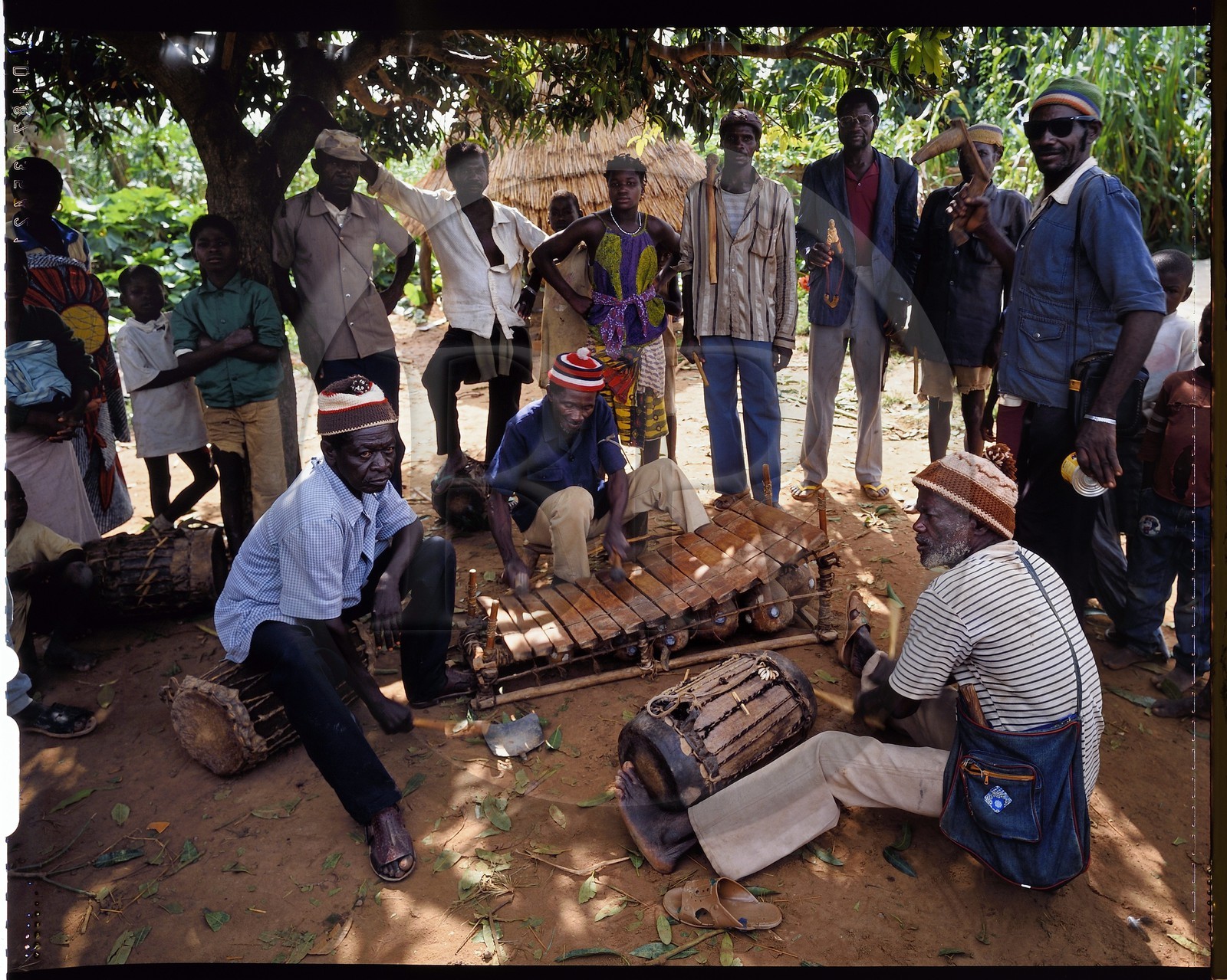 Burkina Faso, province de Poni, pays des Lobi, Loropéni, balafon et tambours lors de premières funérailles (enterrement)