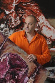 le peintre Fred Kleinberg dans son atelier parisien lors de la préparation de l'exposition Baroque Flesh