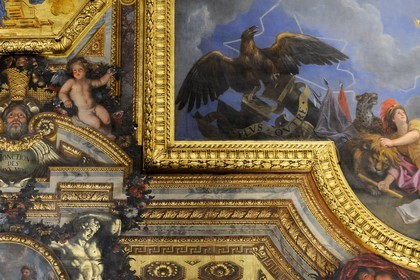 France, Yvelines (78), château de Versailles, classé Patrimoine Mondial de l'UNESCO, Galerie des Glaces, architecte Jules Hardouin-Mansart (1678 - 1684), détail du plafond