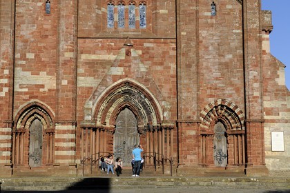 Royaume-Uni, Ecosse, Iles Orcades, Mainland, ville de Kirkwall, la cathédrale Saint-Magnus en grès rouge